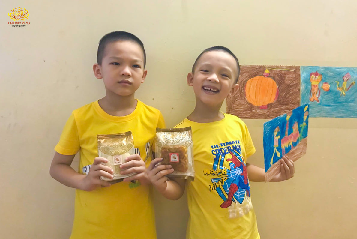 Các bé hoan hỷ khi đón nhận bánh Trung thu - món quà từ Sư Phụ Thích Trúc Thái Minh.