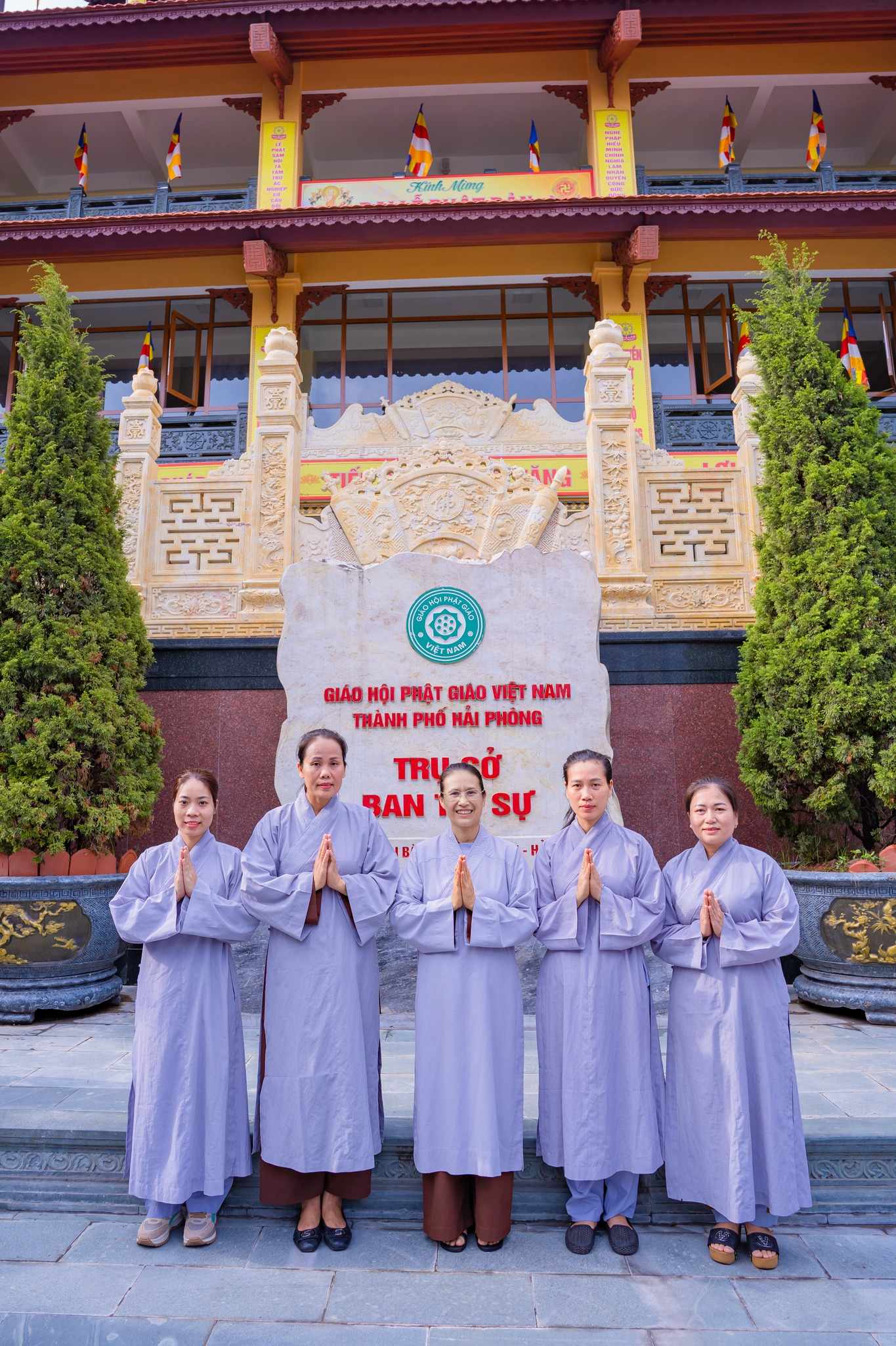Khoảnh khắc ý nghĩa của các Phật tử bên Cô chủ nhiệm trong chuyến đi cúng dường mùa an cư tại Hạ trường chùa Nam Hải (Quận Lê Chân, TP. Hải Phòng)