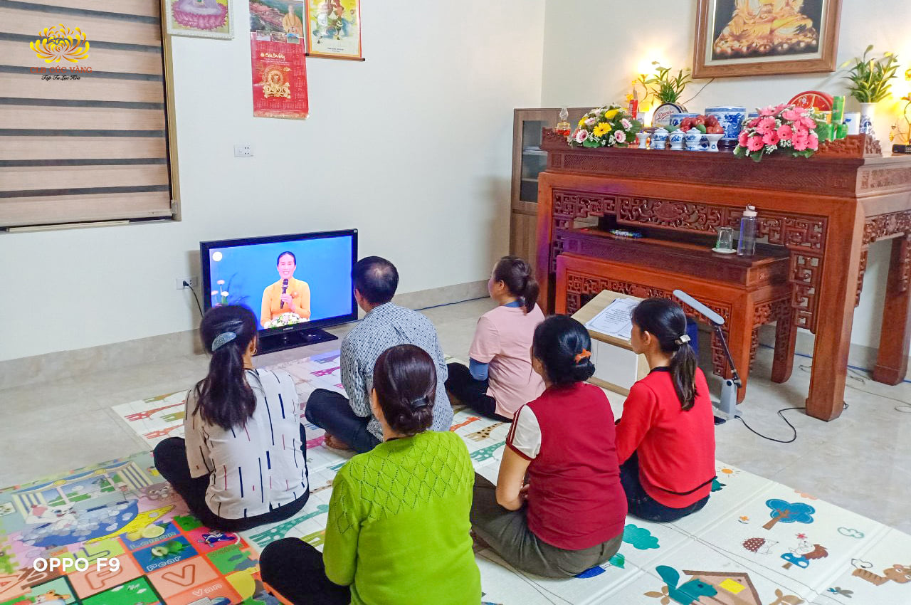 Tại nhà, các Phật tử đã hướng về phía màn hình tivi, lắng nghe Cô chủ nhiệm chia sẻ 