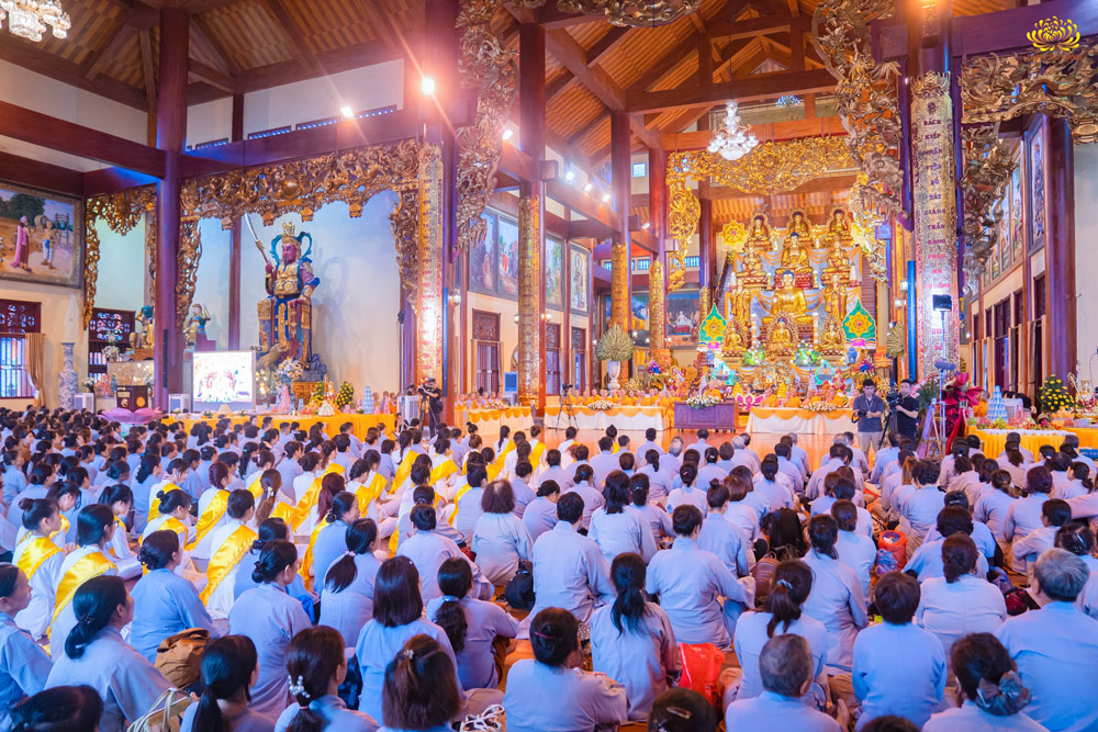 Rất đông các Phật tử có mặt tại chính điện chùa Ba Vàng để tham dự Đại lễ phát Bồ đề tâm nguyện.