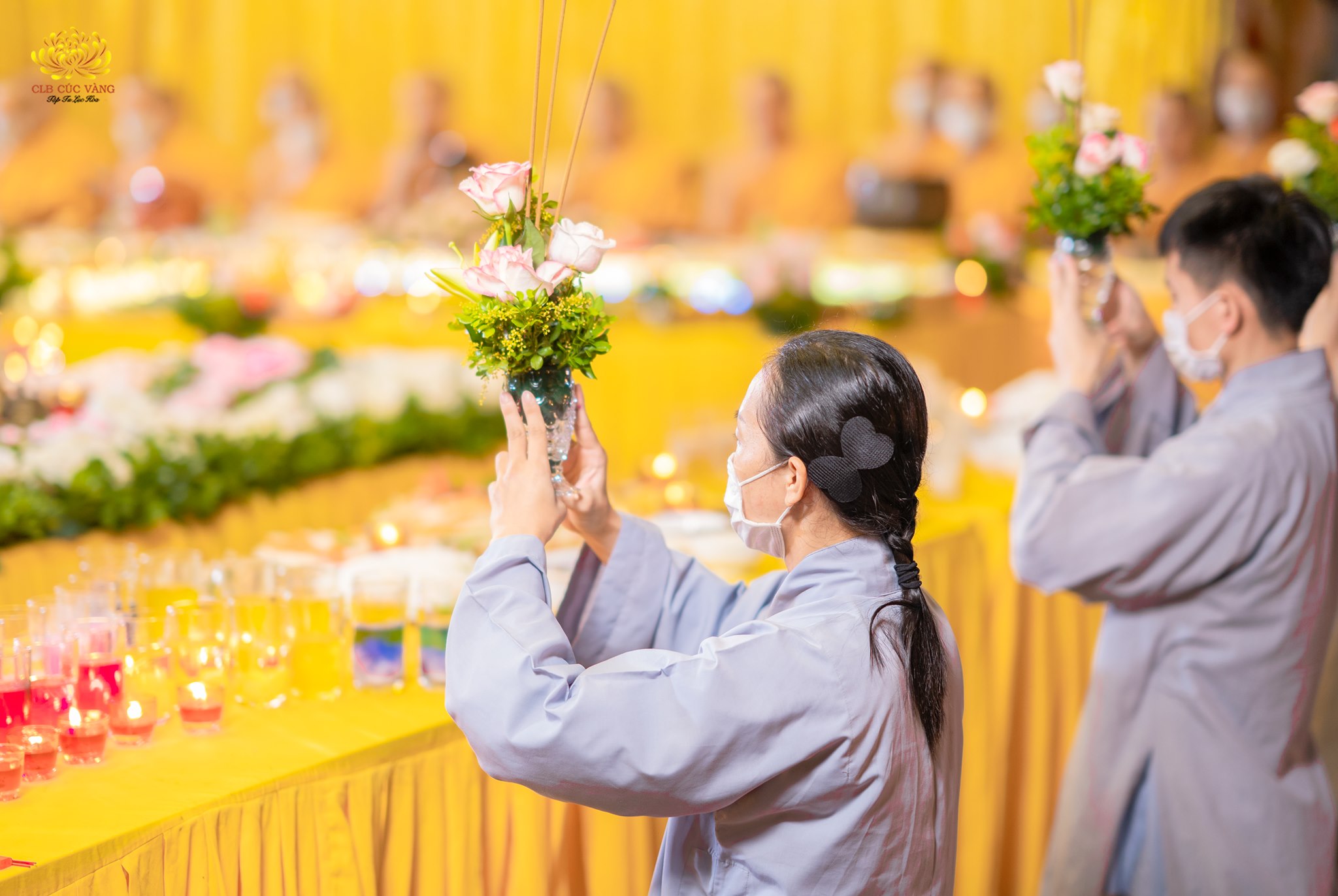 Các Phật tử cùng dâng hương hoa