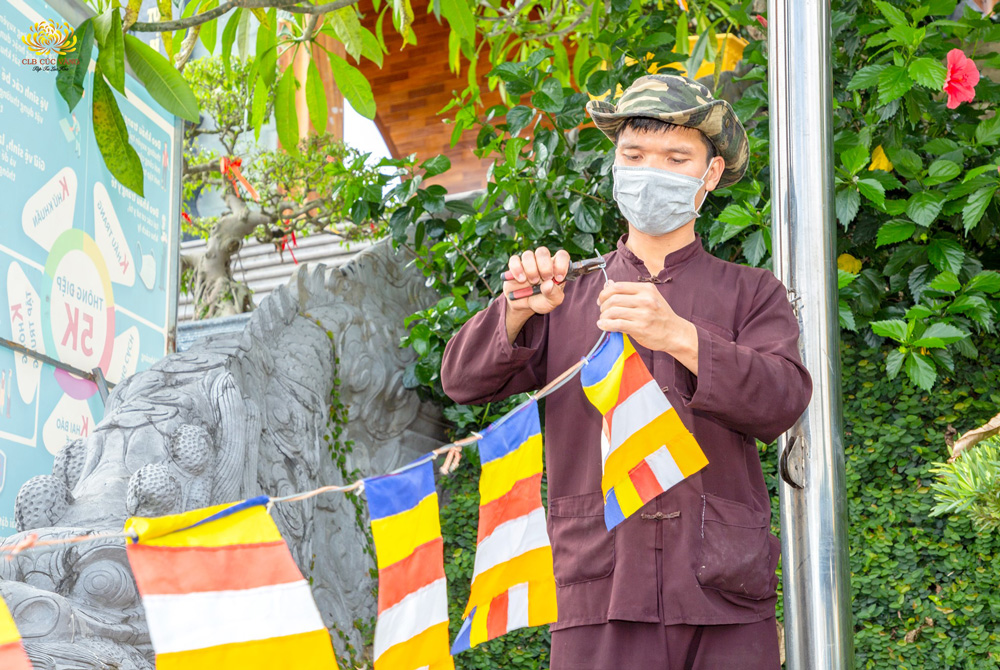 các-Phật-tử-đã-cùng-nhau-treo-những-lá-cờ-Phật-giáo-tại-chùa.