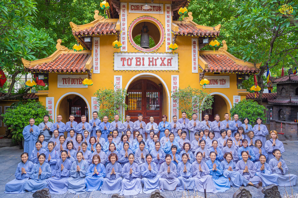 Tiếp nối hành trình: Cô Phạm Thị Yến cùng các Phật tử trong CLB Cúc Vàng cúng dường tại Hạ trường chùa Quán Sứ