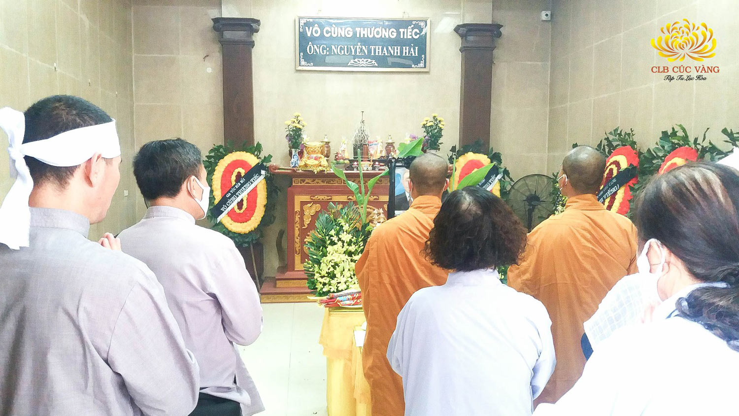 Chư Tăng chùa Ba Vàng và Phật tử trong đạo tràng Minh Long Đống Đa đã đến tác lễ và trợ duyên cho tang lễ của anh trai Phật tử Nguyễn Mai Hương