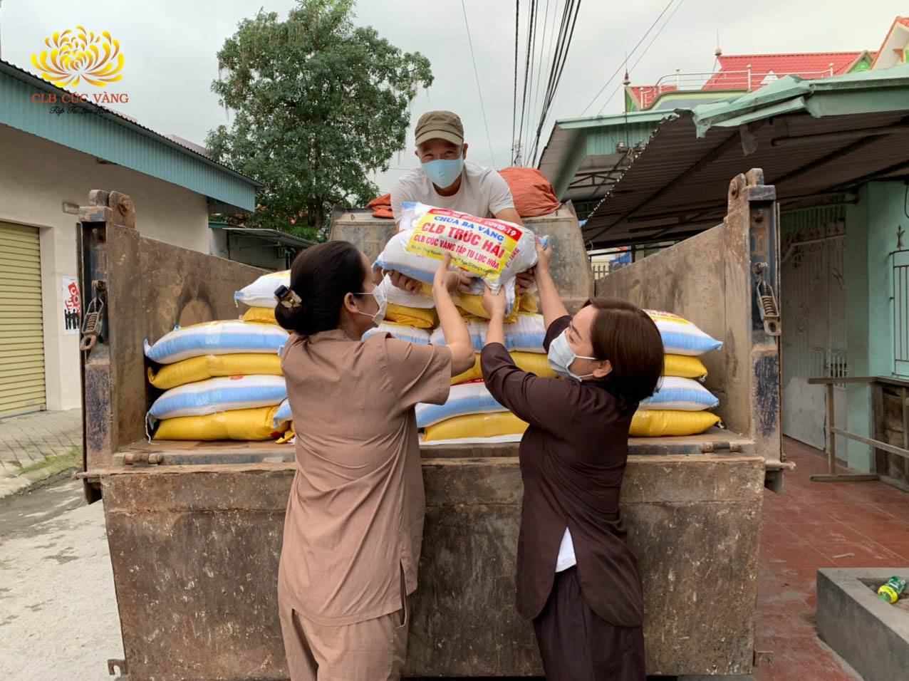 Các Phật tử hoan hỷ vận chuyển gạo để trao tặng cho bà con nhân dân.