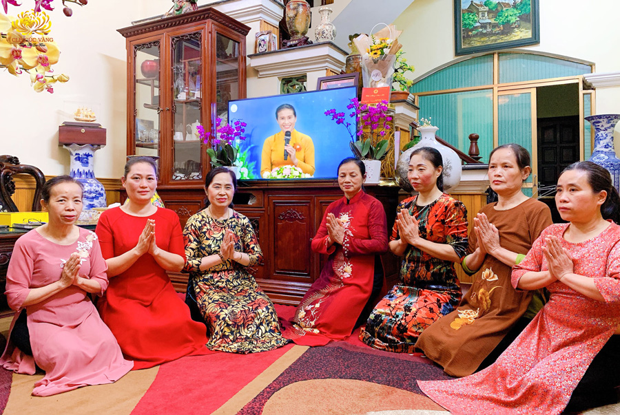 Các Phật tử mặc những bộ áo dài truyền thống để hướng tâm kính mừng ngày sinh nhật Sư Phụ và sinh nhật CLB Cúc Vàng