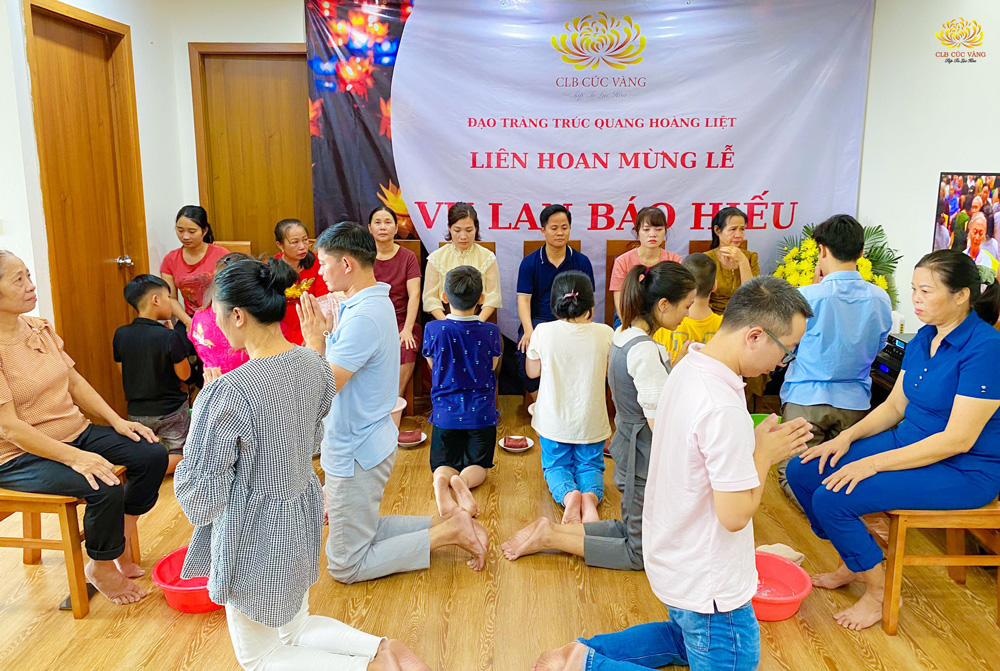 Các Phật tử trong đạo tràng Trúc Quang Hoàng Liệt thực hiện lễ rửa chân cho cha mẹ.