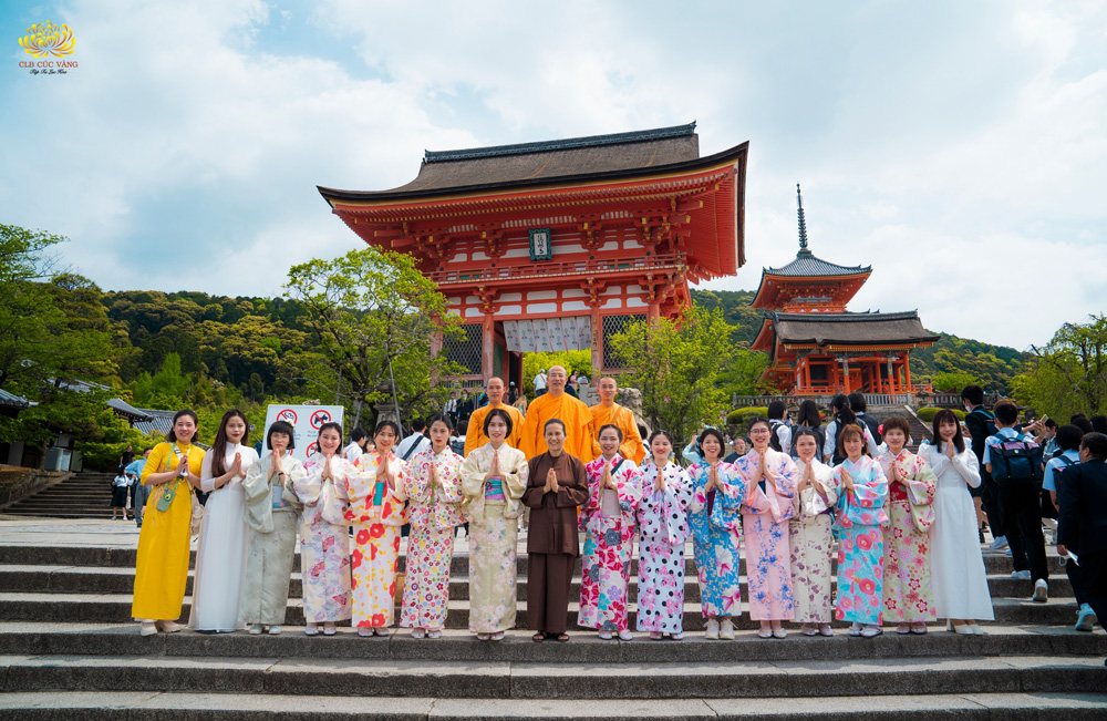Các Phật tử xa xứ Osaka chụp hình lưu niệm với Sư Phụ, chư Tăng và Cô chủ nhiệm tại chùa Thanh Thủy, Nhật Bản.