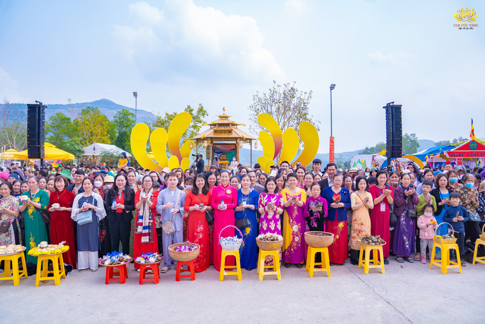 Từ già đến trẻ, các Phật tử đều rất hào hứng khi được chụp hình lưu niệm bên Cô Phạm Thị Yến trước giờ diễn ra lễ đặt bát cúng dường