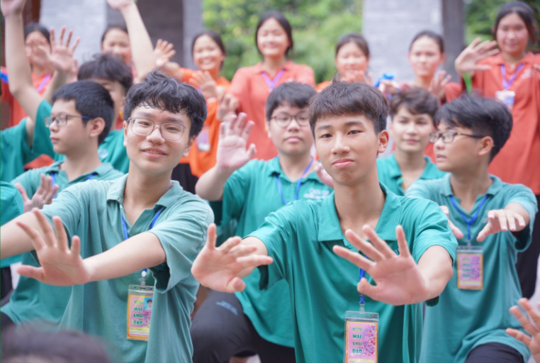 Cao Sơn (hàng đầu, bên phải) cùng tập dân vũ với các bạn trong nhóm