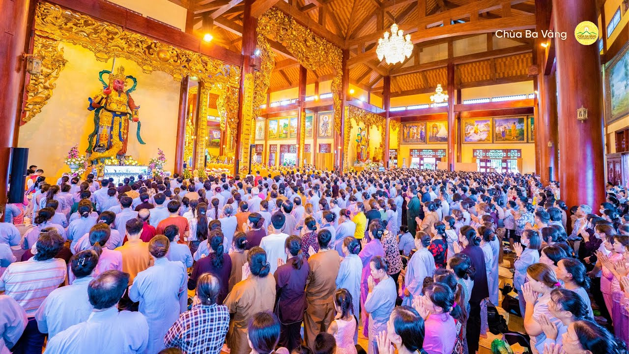 Nhân dân, Phật tử tham gia lễ cầu siêu tại chùa Ba Vàng