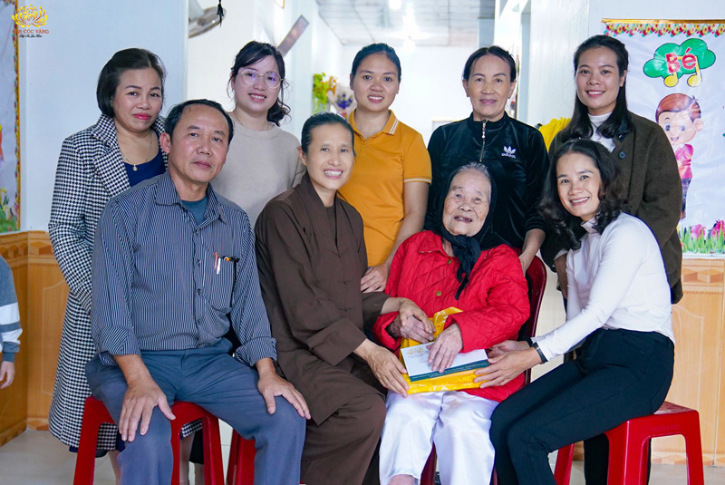 Cô Chủ nhiệm cùng đoàn chụp ảnh lưu niệm bên mẹ Việt Nam anh hùng Trần Thị Loan   tại Huyện Triệu Phong, tỉnh Quảng Trị