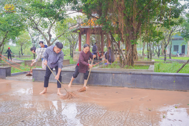 Trời tạnh mưa, các Phật tử tích cực dọn dẹp khu vực tổ chức đại lễ 
