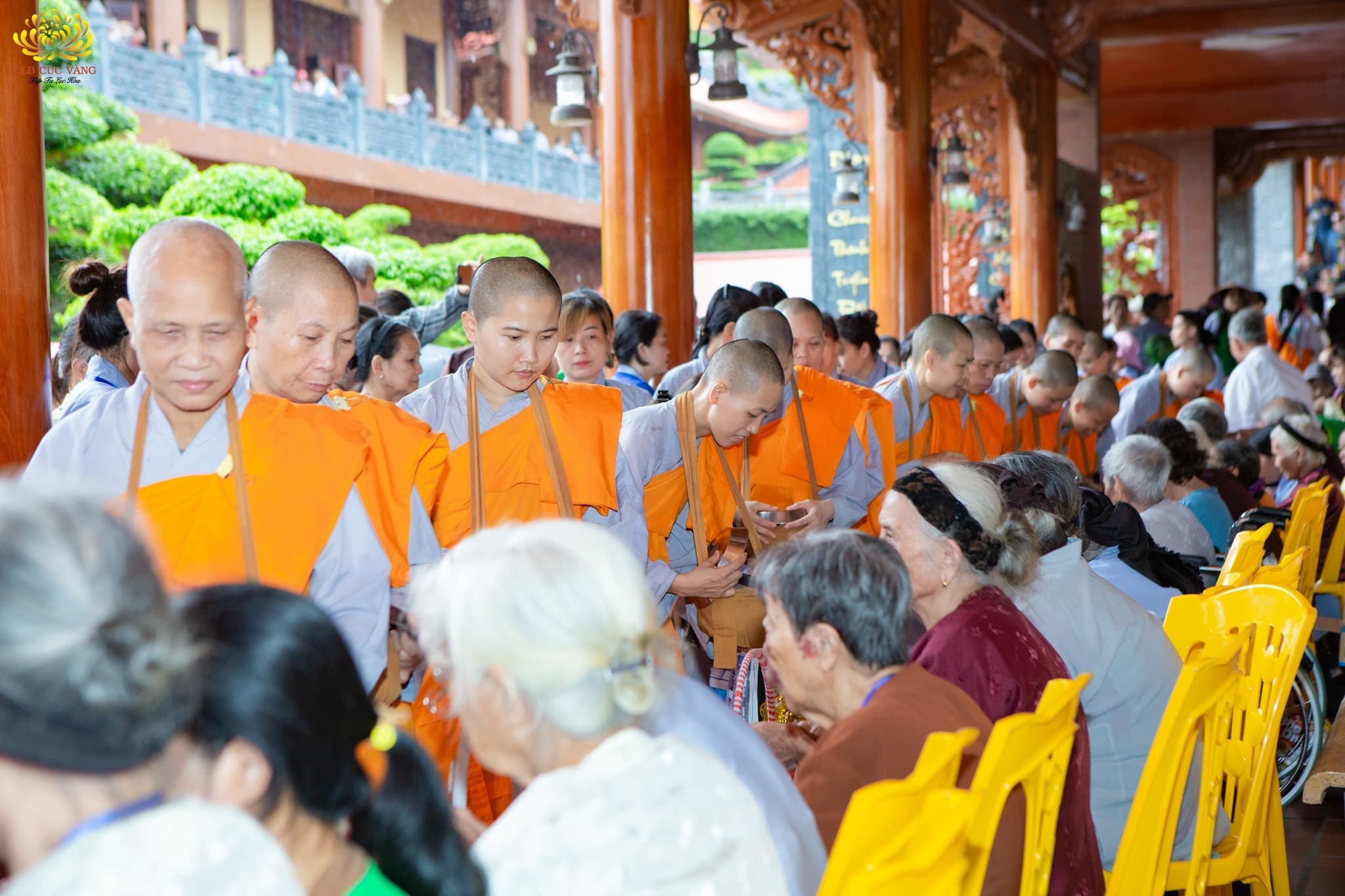 Buổi đặt bát diễn ra với sự tham dự của các cụ là cha, mẹ Phật tử trong CLB Cúc Vàng cùng nhân dân, Phật tử thập phương.