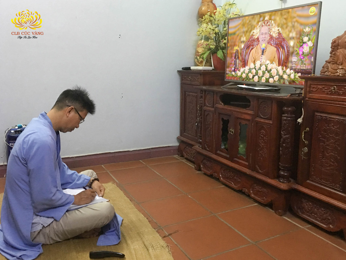 Phật tử đạo tràng Trúc Hưng Văn Lâm - Hưng Yên chăm chú ghi lại những lời dạy quý báu từ trên Sư Phụ giảng giải.