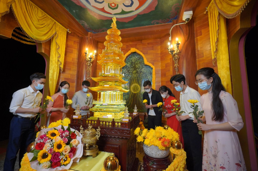 Chắp tay đảnh lễ Xá Lợi Phật với tâm giác ngộ sẽ được phước báu lớn