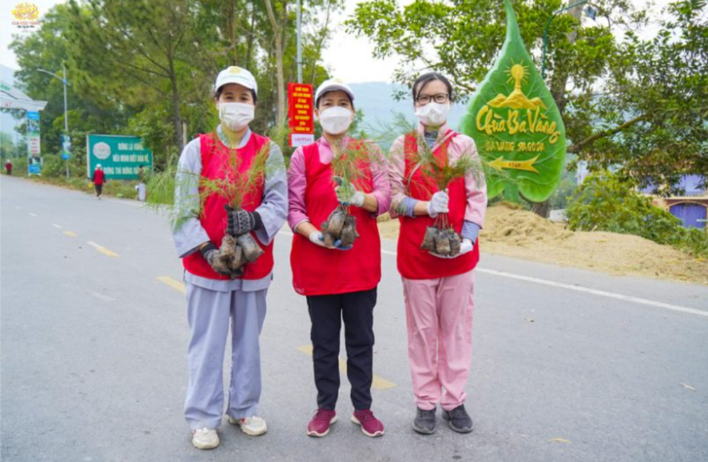 Chị Hằng (ngoài cùng bên trái) tham gia phận sự trồng cây xanh cùng các đạo hữu 