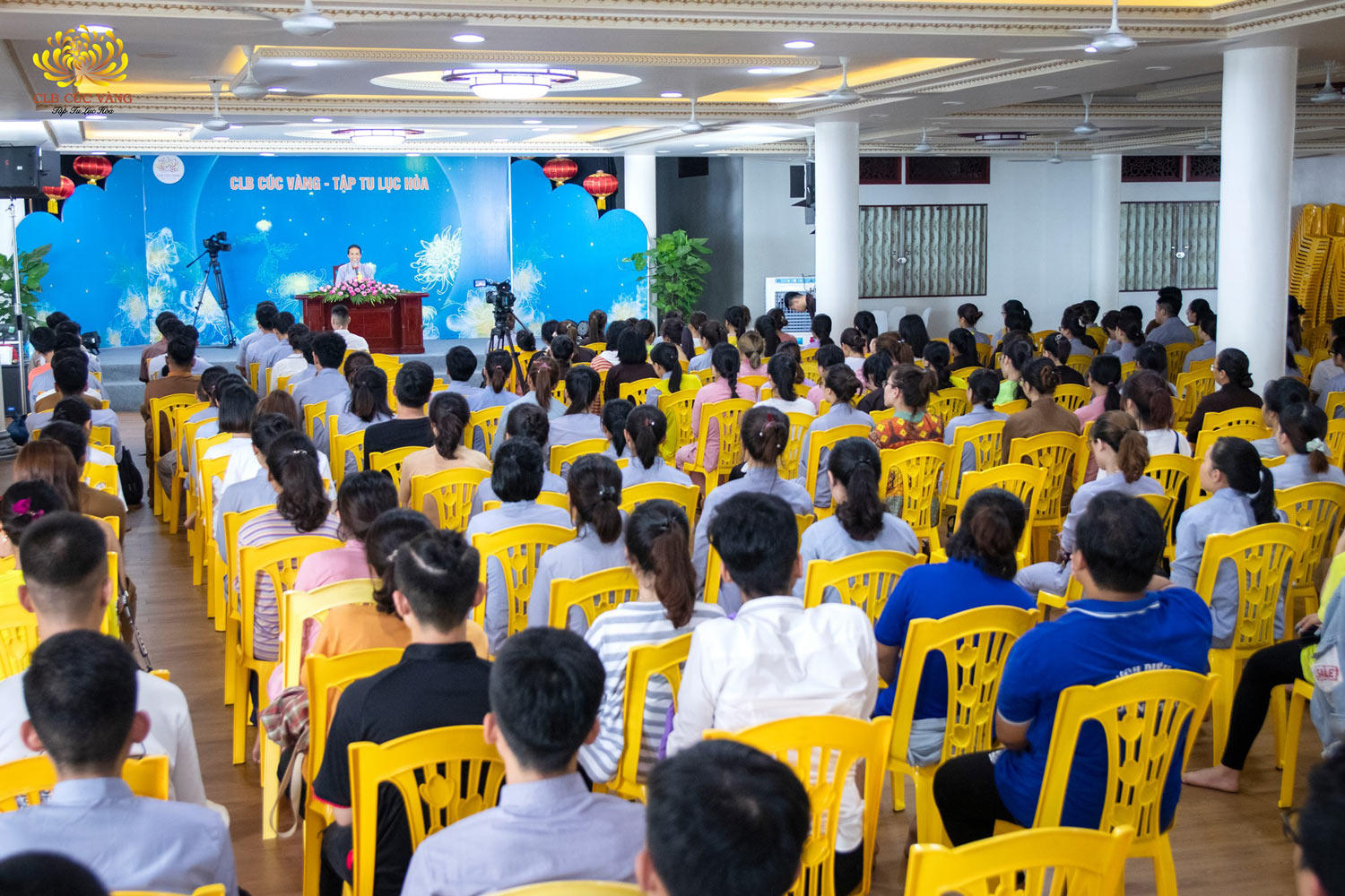 Cô Phạm Thị Yến đã có buổi chia sẻ với các bạn trẻ ở một số khu vực trong CLB Tuổi Trẻ