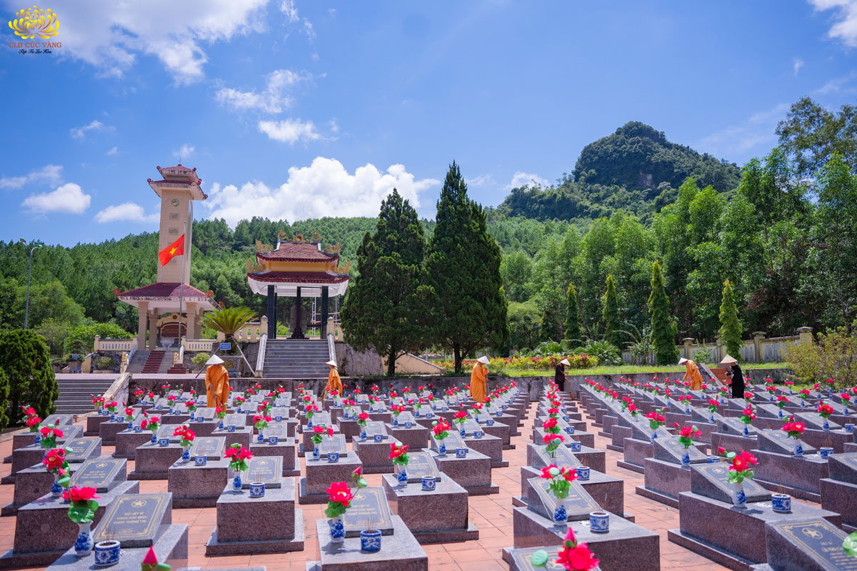 Chư Tăng cùng các Phật tử dọn dẹp nghĩa trang Liệt sĩ chuẩn bị cho lễ cầu siêu phả độ gia tiên - anh linh anh hùng liệt sĩ tại huyện Minh Hóa, Quảng Bình