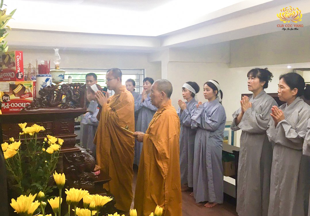 Dưới sự sách tấn của Cô Chủ Nhiệm CLB Cúc Vàng, các Phật tử đã đến trợ duyên cho đàn lễ chung thất của gia đình đạo hữu trong đạo tràng Trúc Sơn