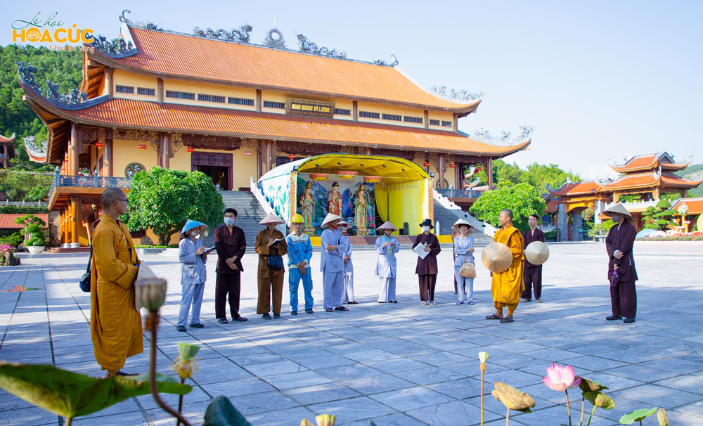 Chư Tăng và các Phật tử tại chùa đã bắt đầu họp bàn, lên kế hoạch và triển khai thực hiện các công việc cho Lễ Hội Hoa Cúc chùa Ba Vàng 2020.