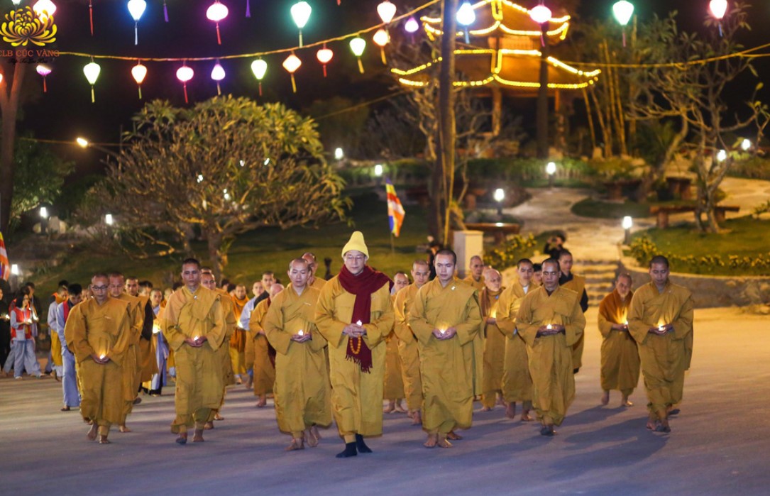 Chư Tăng và Phật tử chùa Ba Vàng thiền hành trong đêm kỷ niệm kính mừng Phật thành đạo (ảnh năm 2020)