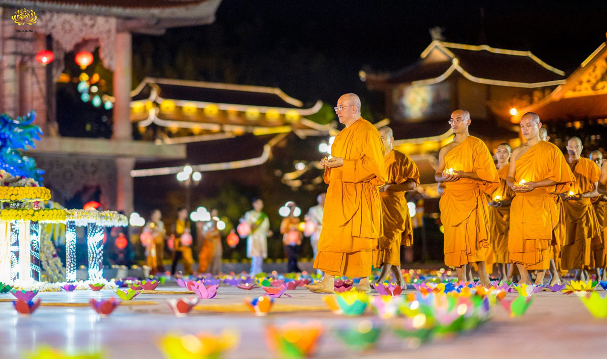 Sư Phụ cùng chư Tăng chùa Ba Vàng đã cung kính nâng ngọn hoa đăng để dâng lên cúng dường Đức Phật