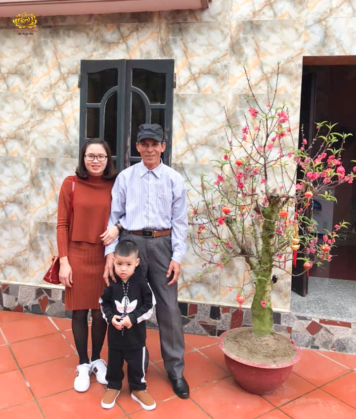 Phật tử Hồ Thị Hạnh chụp ảnh cùng bố và con trai của mình