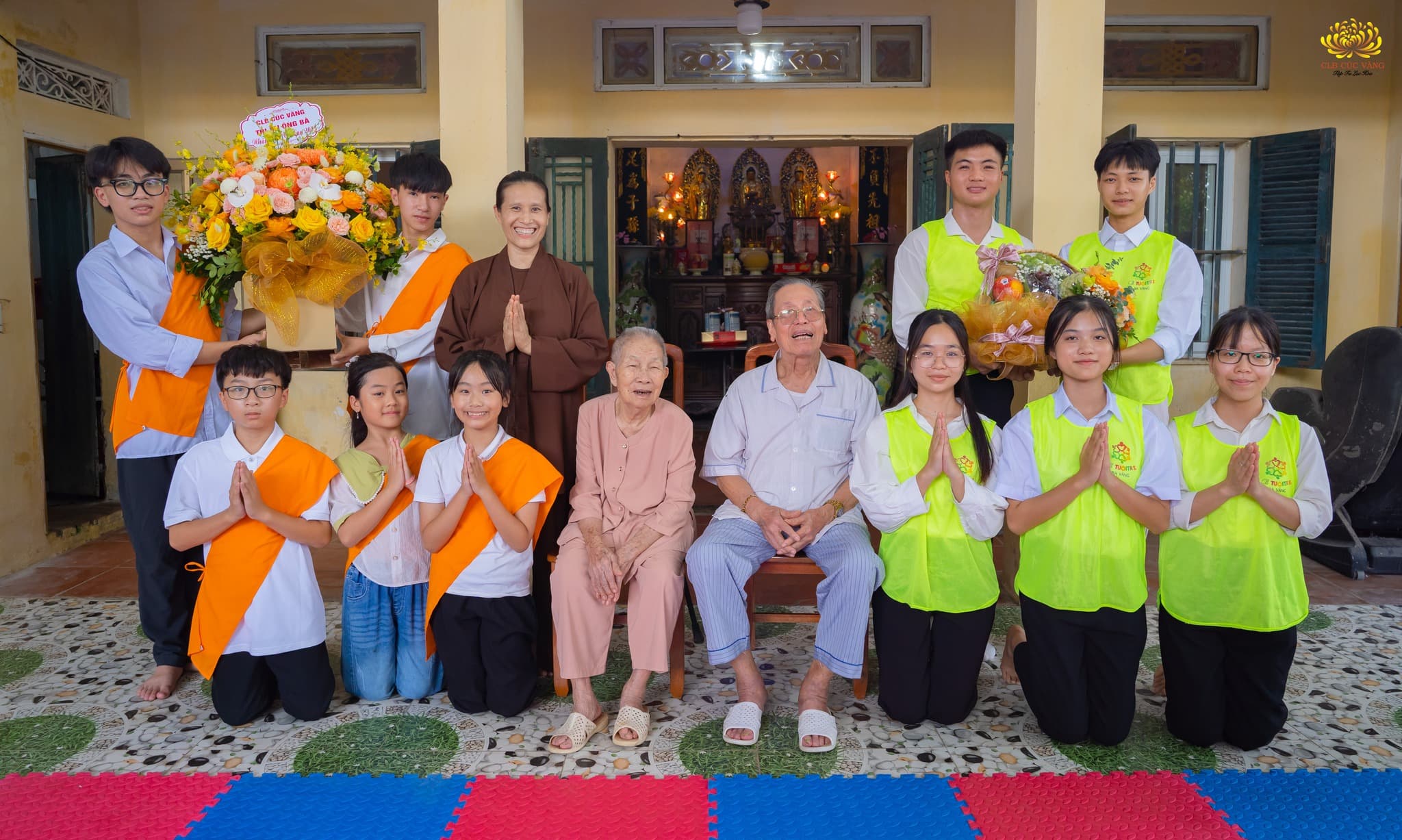 Cô chủ nhiệm Phạm Thị Yến - Đại diện cho các Phật tử trong CLB Cúc Vàng, cùng các bạn trẻ trong CLB Tuổi trẻ Ba Vàng và CLB La Hầu La chụp hình lưu niệm bên 2 cụ thân sinh của Sư Phụ Thích Trúc Thái Minh