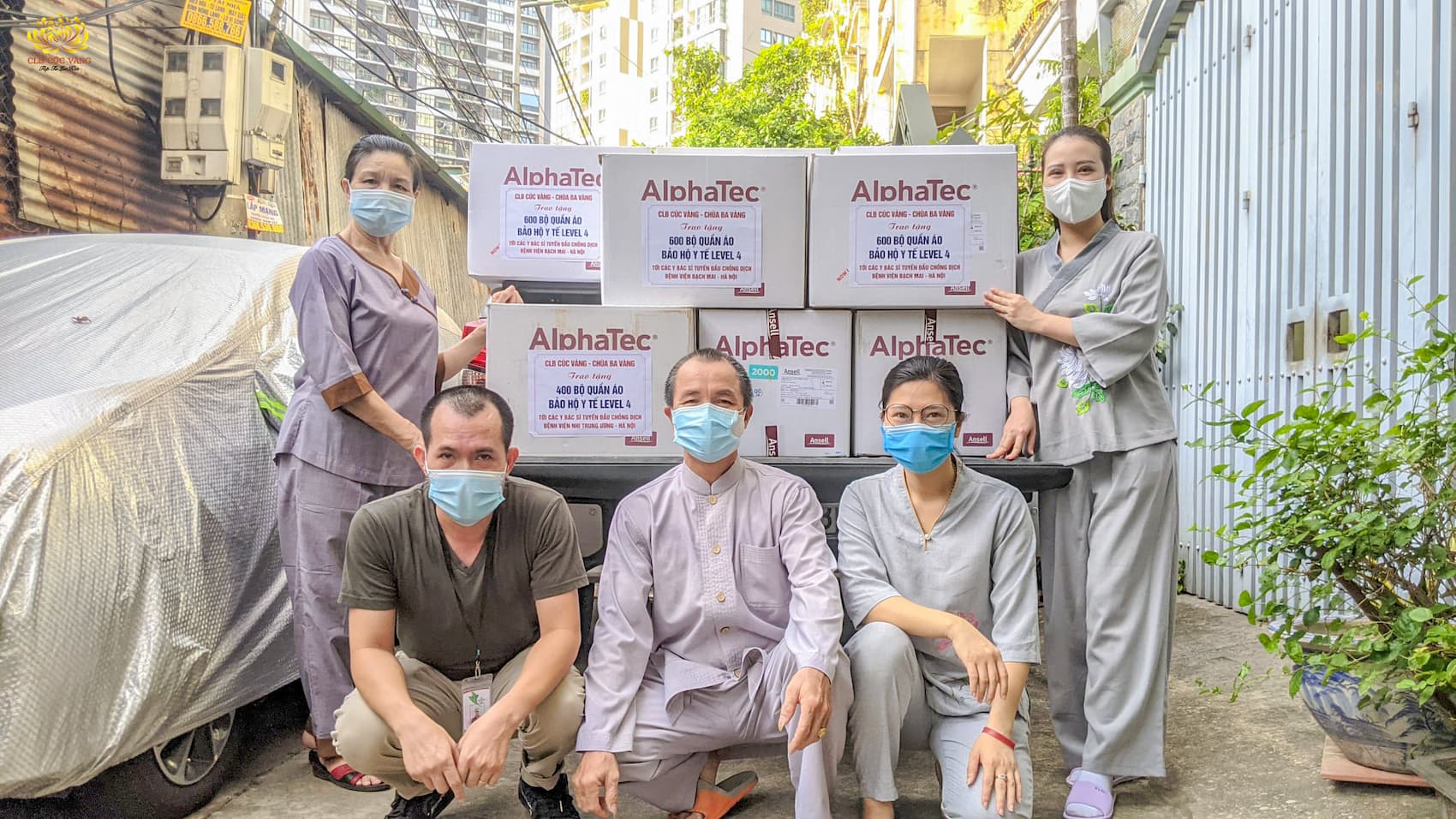 CLB Cúc Vàng chùa Ba Vàng ủng hộ 1.000 bộ quần áo bảo hộ y tế cấp 4