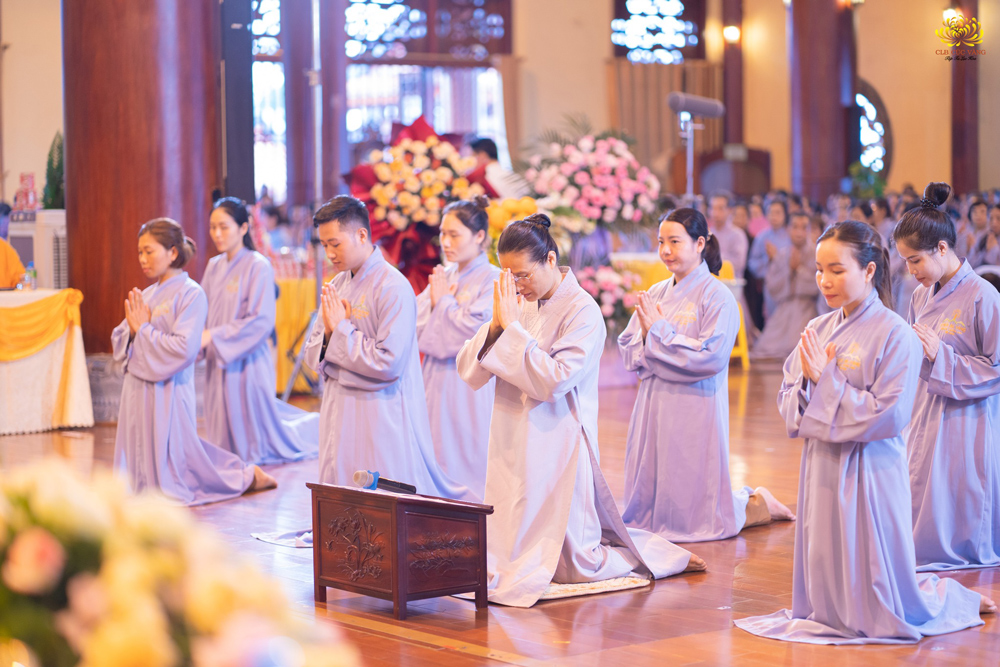 Cô Phạm Thị Yến đã đại diện cho các Phật tử trong CLB Cúc Vàng dâng lời tác bạch, cầu thỉnh Sư Phụ chứng minh cho lời phát nguyện Bồ Đề của các Phật tử.