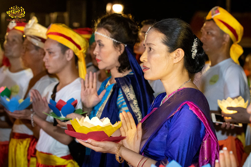 Cô Phạm Thị Yến - chủ nhiệm CLB Cúc Vàng Tập Tu Lục Hòa trong đêm rước đăng cúng dường mừng Phật đản sinh