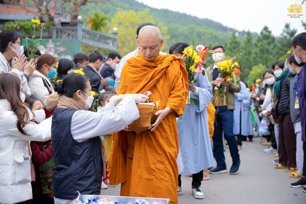 Phật tử đặt bát cúng dường chư tôn đức Phật giáo Nam tông Khmer và Tăng đoàn chùa Ba Vàng