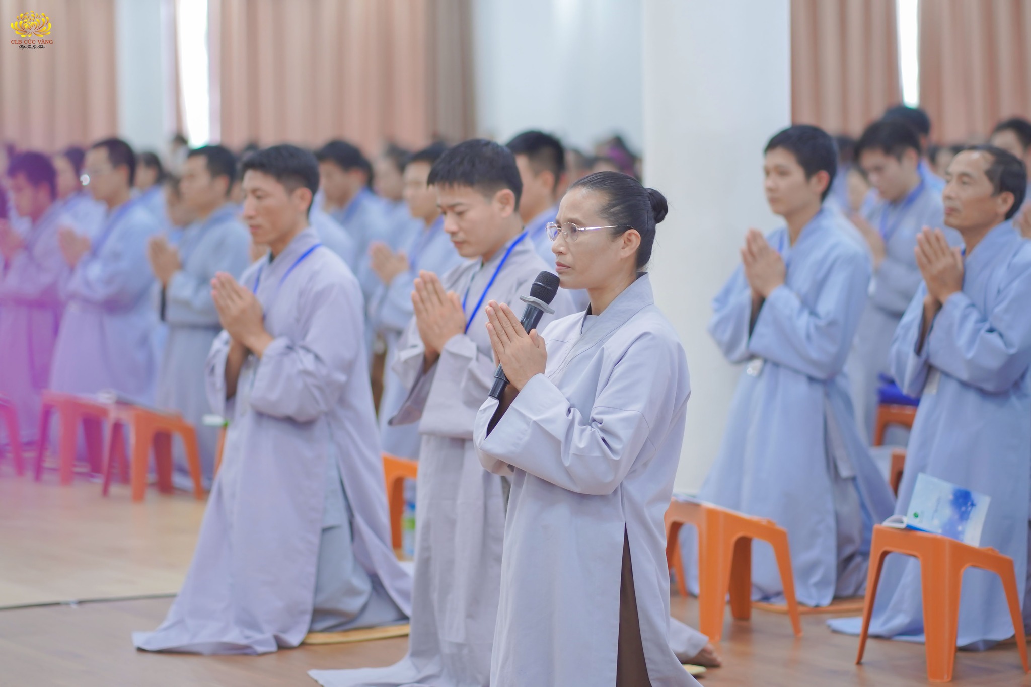 Cô chủ nhiệm Phạm Thị Yến cùng các Phật tử đại diện CLB Cúc Vàng - Tập Tu Lục Hòa đã thành kính đảnh lễ, dâng lời tri ân lên Sư Phụ