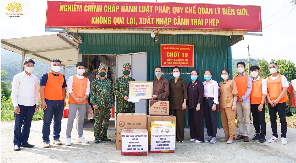 Phật tử CLB Cúc Vàng đến thăm Đồn Biên phòng Quảng Đức, huyện Hải Hà, tỉnh Quảng Ninh