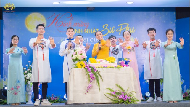 Cô Phạm Thị Yến cùng đại diện các Phật tử trong CLB Cúc Vàng đã tổ chức chương trình Kính tri ân Sư Phụ và sinh nhật CLB Cúc Vàng - Tập Tu Lục Hoà lần thứ 5 
