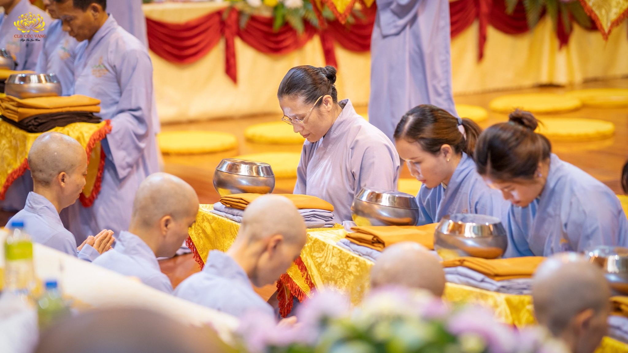 Cô Phạm Thị Yến cùng Phật tử trong CLB Cúc Vàng dâng y bát cúng dường cho các giới tử trong ngày xuất gia