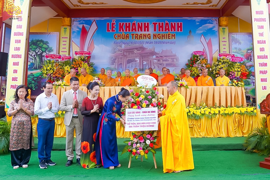 Cô chủ nhiệm Phạm Thị Yến cùng đại diện các Phật tử CLB Cúc Vàng đã cung kính cúng dường lẵng hoa tươi thắm và 300 triệu đồng nhân lễ Khánh thành chùa Trang Nghiêm.