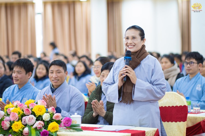  Cô chủ nhiệm phát biểu trong chương trình họp tổng kết công tác Phật sự chùa Ba Vàng năm 2022
