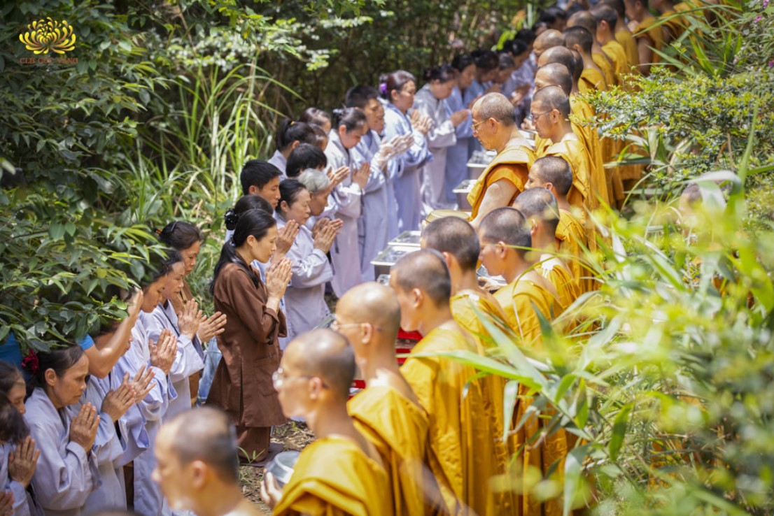 Ngày đầu tiên trong chương trình sớt bát cúng dường chư Tăng chùa Ba Vàng nguyện cầu đất nước bình an, thái hòa