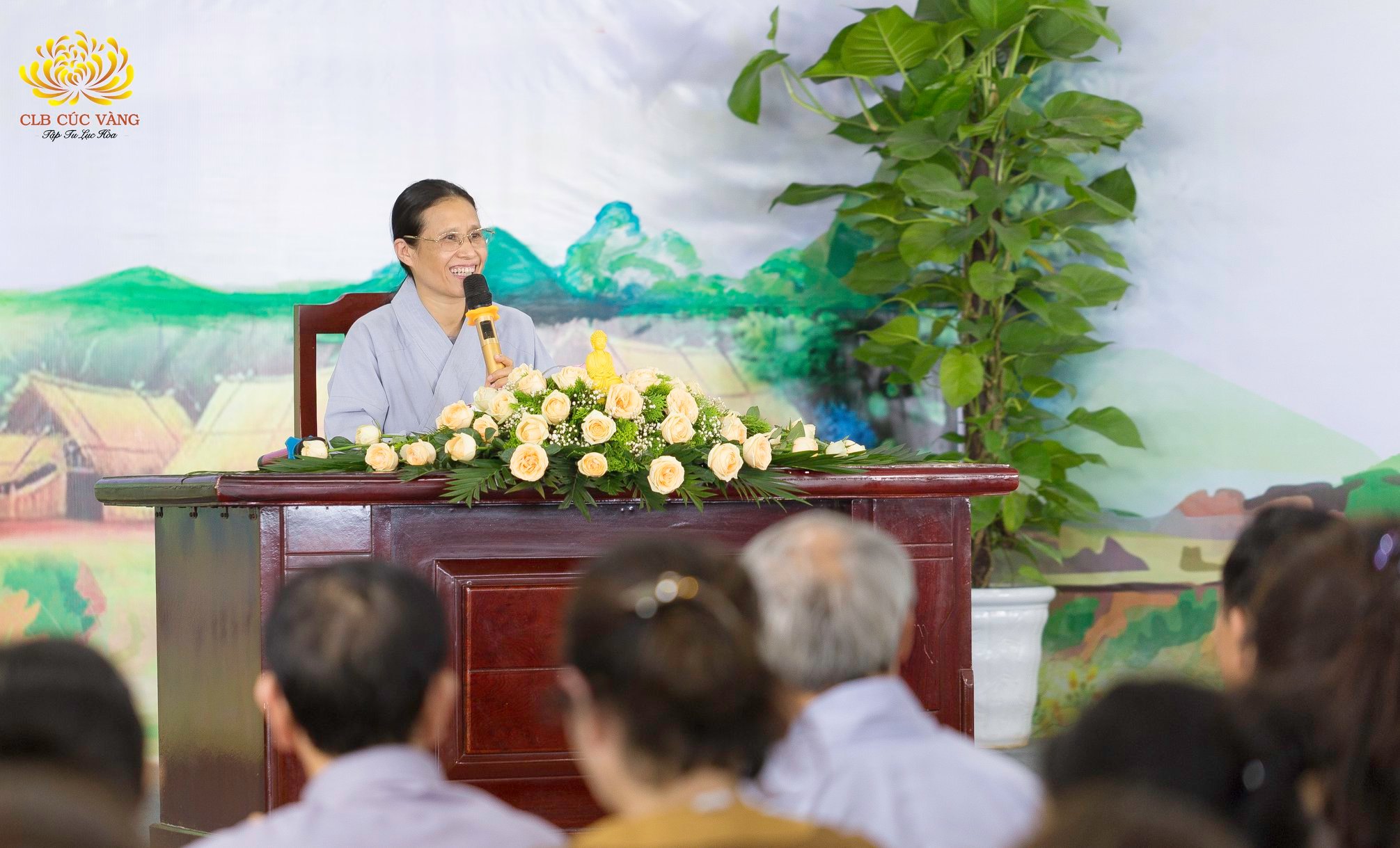 Cô chủ nhiệm Phạm Thị Yến đã có buổi sinh hoạt, chia sẻ Phật Pháp với các Phật tử trong CLB Cúc Vàng - Tập Tu Lục Hòa.