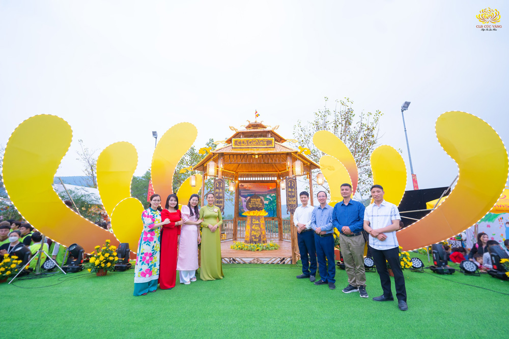 Cô Phạm Thị Yến cùng các Phật tử trong Ban Tri sự CLB, Ban Hướng dẫn thành lập đạo tràng, Ban Quản chúng CLB chụp hình bên trại CLB Cúc Vàng.