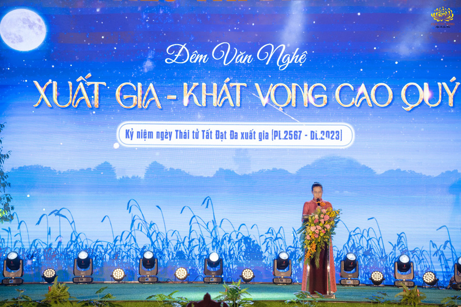 Cô Phạm Thị Yến phát biểu tại đêm văn nghệ 