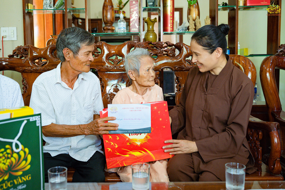 Món quà ý nghĩa tới các mẹ Việt Nam anh hùng - Kết thiện duyên trong mùa Phật đản