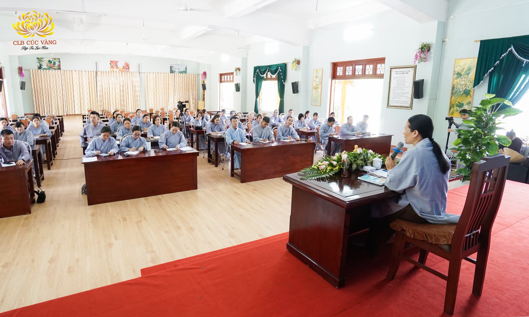 Cô Phạm Thị Yến chia sẻ và giải đáp thắc mắc cho các Phật tử trong Ban Cán sự CLB Trúc Thanh