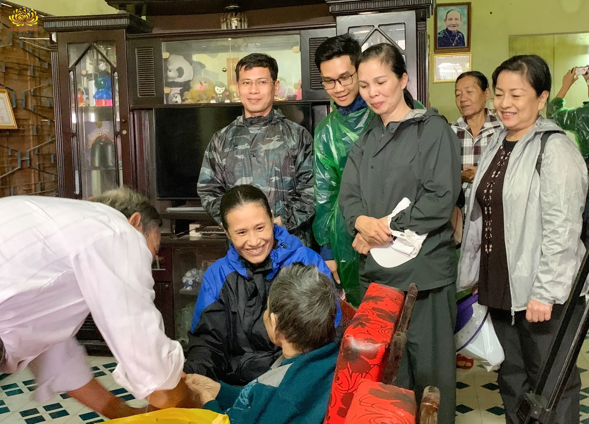 Cô Phạm Thị Yến - Chủ nhiệm CLB Cúc Vàng gửi lời hỏi thăm đến mẹ Việt Nam Anh Hùng