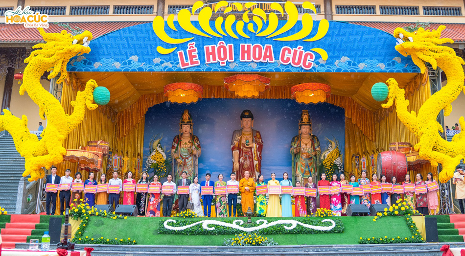 Hình ảnh trong buổi trao quà vì miền Trung thân yêu tại Lễ hội Hoa Cúc chùa Ba Vàng