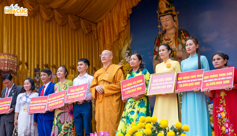 Cô Phạm Thị Yến đã đại diện CLB Cúc Vàng - Tập Tu Lục Hòa trao quà ủng hộ vì miền Trung thân yêu