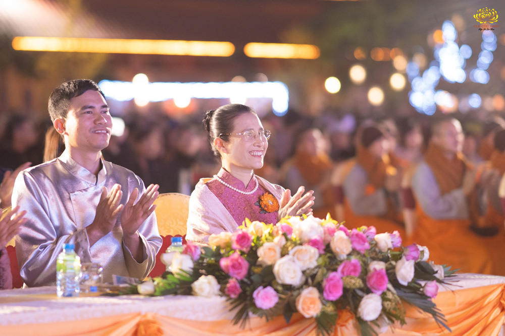Cô Phạm Thị Yến cùng các Phật tử CLB Cúc Vàng tham dự đêm văn nghệ 