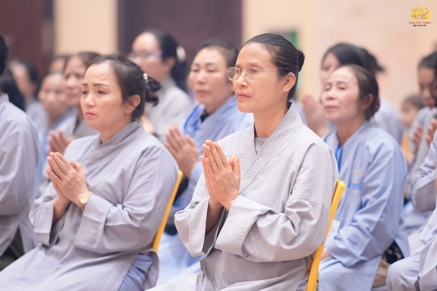 Cô Phạm Thị Yến cùng các Phật tử CLB Cúc Vàng thành kính chắp tay, hướng tâm theo sự tác lễ của chư Tăng.